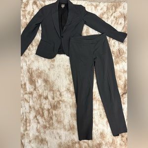 Anne Klein gray suit set size 2. Gently used. Buyer must dry clean